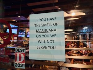 Ресторан Dallas предупреждает клиентов: «Если от вас пахнет марихуаной, мы вас не обслужим» | Высокие времена