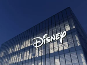 Disneyjeva polemika v Hollywoodu: umetna inteligenca vstopi, pisatelji in igralci izstopajo!