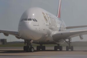 Der Airbus A380 der Emirates-Fluggesellschaft wurde beim Anflug auf den Flughafen Nizza, Frankreich, von einer Drohne getroffen