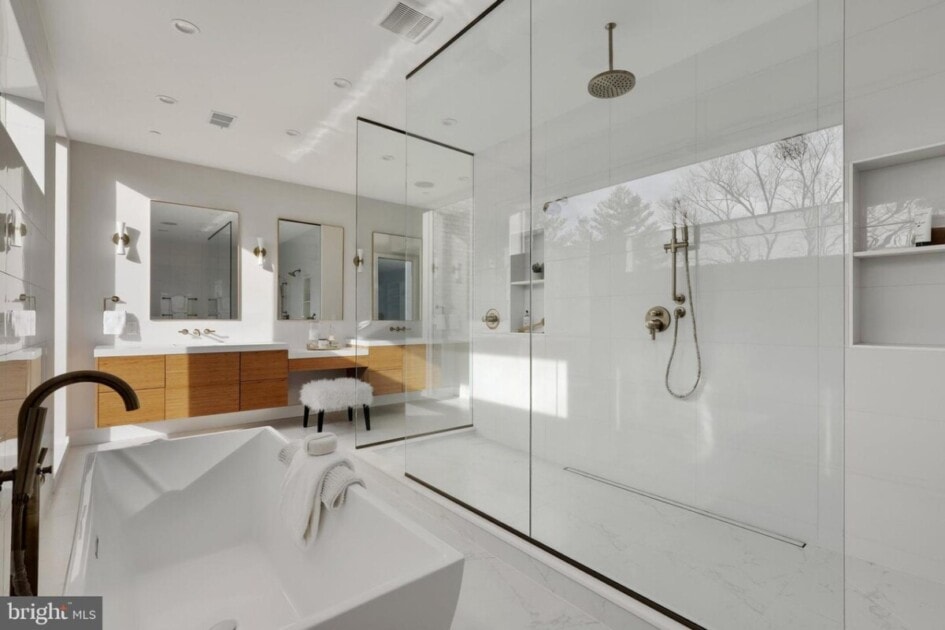 Salle de bain de style spa avec granit blanc