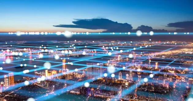 La vue nocturne de la ville de Xiamen, Fujian et le concept de communication de données volumineuses en réseau et d'IA pour les entreprises