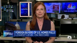 अमेरिकी घरों के विदेशी खरीदार रिकॉर्ड के सबसे निचले स्तर पर आ गए हैं