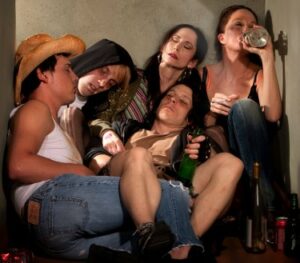 High worden en dronken worden - Experts zijn verbijsterd over waarom volwassenen zo opgewonden raken na de pandemie (nieuw onderzoek)