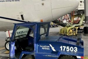 Наземное транспортное средство врезалось в припаркованный Боинг 737-900 авиакомпании United Airlines, припаркованный в Чикаго, США.