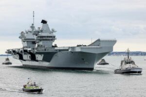 Die HMS Prince of Wales kehrt vor ihrem Einsatz im Atlantik nach Portsmouth zurück