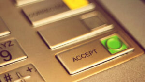 Hàng đợi khổng lồ hình thành tại các máy ATM của Ngân hàng Ireland sau sai lầm công nghệ