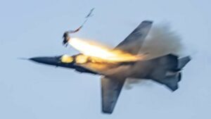 Cảnh quay đáng kinh ngạc cho thấy các phi công nhảy dù khỏi MiG-23 trong buổi triển lãm hàng không ở Michigan - The Aviationist