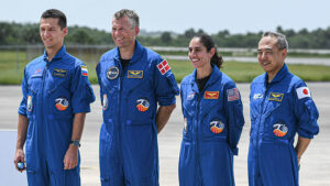 Kansainvälinen miehistö saapuu Floridaan ennen avaruusaseman tehtävää