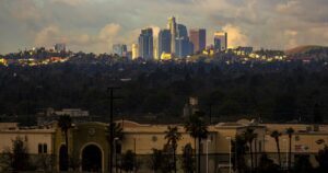 يقول المقيم إن قيمة العقارات في مقاطعة لوس أنجلوس بلغت مستوى قياسيًا قدره 2 تريليون دولار، بزيادة 6٪ تقريبًا