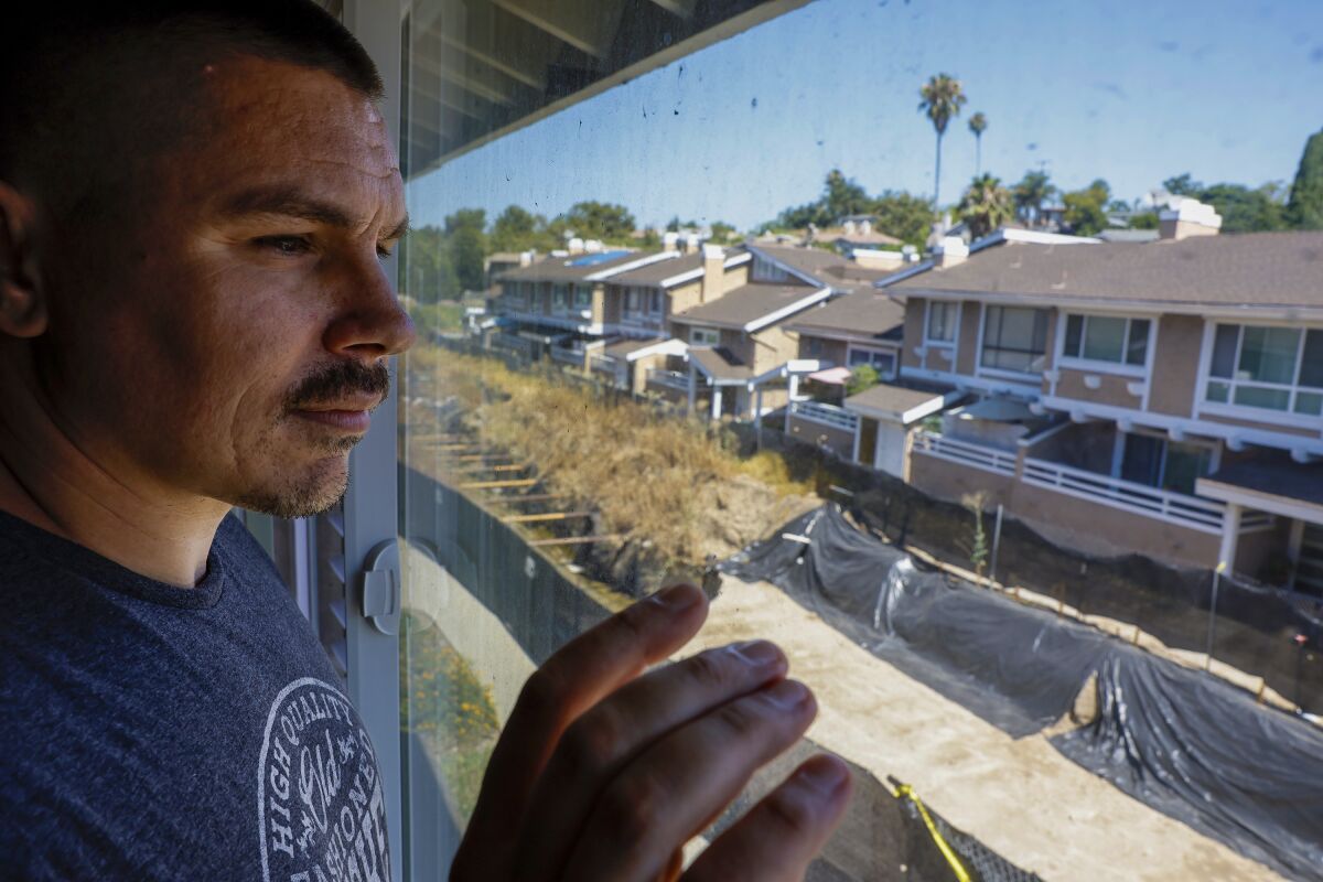 Justin Marinello katsoo ulos talonsa toisesta kerroksesta nähdäkseen paljaan tulvakanavan