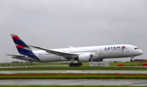 LATAM fly omdirigerer etter kaptein kollapser; passasjerer forlot strandet i Panama City