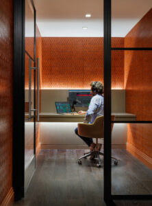 Luksusowe budynki Nowego Jorku przyciągają mieszkańców przestrzeniami coworkingowymi w miarę utrzymywania się pracy zdalnej