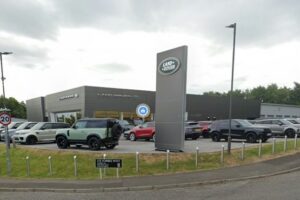A menedzser elismerte, hogy a Land Rover márkakereskedésében 12,350 XNUMX GBP-t loptak