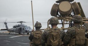 Máy bay trực thăng có người lái Marine tiếp nhiên liệu cho máy bay trực thăng không người lái lần đầu tiên