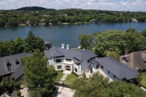 Modernt hem i Austin erbjuder förstklassigt boende vid sjön mot en stadsbakgrund