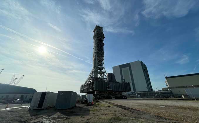 O lançador móvel do programa lunar da NASA reverte para a plataforma de lançamento para testes
