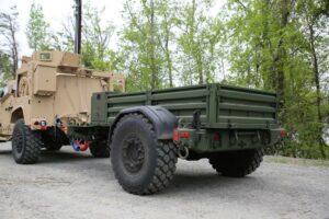 नेविस्टार एएम जनरल के हल्के सामरिक वाहन के लिए ट्रेलर बनाएगा