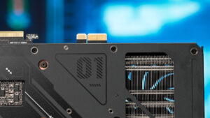 La nouvelle conception du connecteur d'alimentation du GPU élimine les câbles et fournit 900 watts