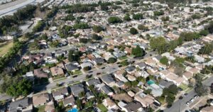 Мнение: Как Лос-Анджелес может построить больше жилья, не будучи похожим на Нью-Йорк
