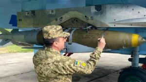 यूक्रेनी एसयू-27 फ्लेंकर द्वारा ले जाए गए अमेरिका द्वारा आपूर्ति किए गए जेडीएएम-ईआर बम की तस्वीर उभरी - एविएशनिस्ट