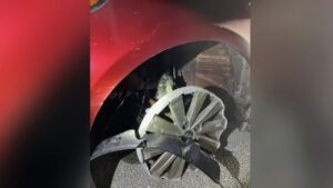 Politie achtervolgt Florida Man die op 3 banden rijdt (auto's hebben er meestal 4) met 95 km/u - Autoblog