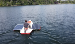 قایق خورشیدی موج می زند