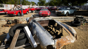 Noen har nettopp betalt nesten 2 millioner dollar for det rustne skallet til en Ferrari fra 1954 - Autoblogg