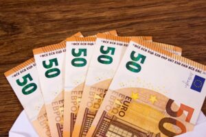 Euro ja punta heikkenevät dollaria vastaan