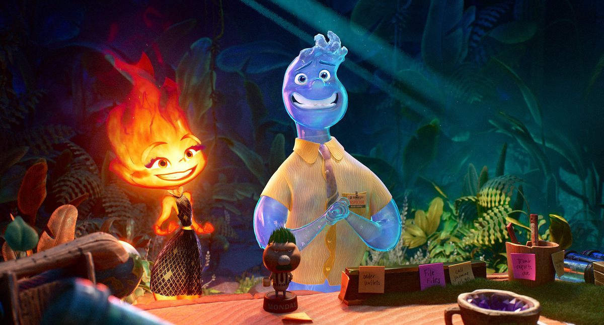 Эмбер и Уэйд из Pixar Elemental стоят рядом друг с другом