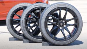La prueba de neumáticos destaca las diferencias entre el caucho de carretera y de carrera de alto rendimiento