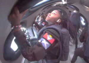 Virgin Galactic menerbangkan turis luar angkasa pertamanya