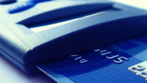 Phí thẻ tín dụng gói Visa và Mastercard tăng - WSJ
