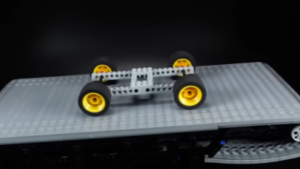 Hvad skal der til, for at en LEGO-bil ruller ned ad bakke for evigt?