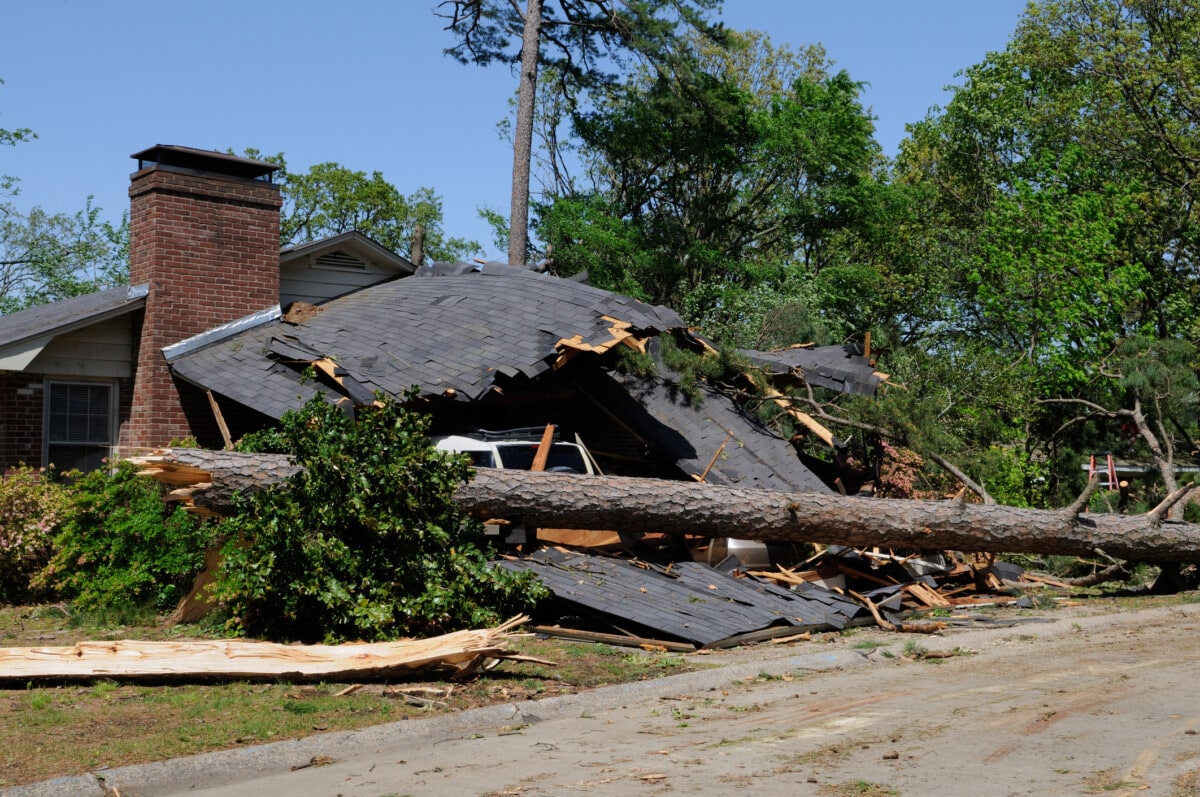 Tornado vaurioitunut koti ja auto Arkansasissa