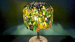 En titt inuti den arbetsintensiva processen att göra en lampa i Tiffany-stil #ArtTuesday