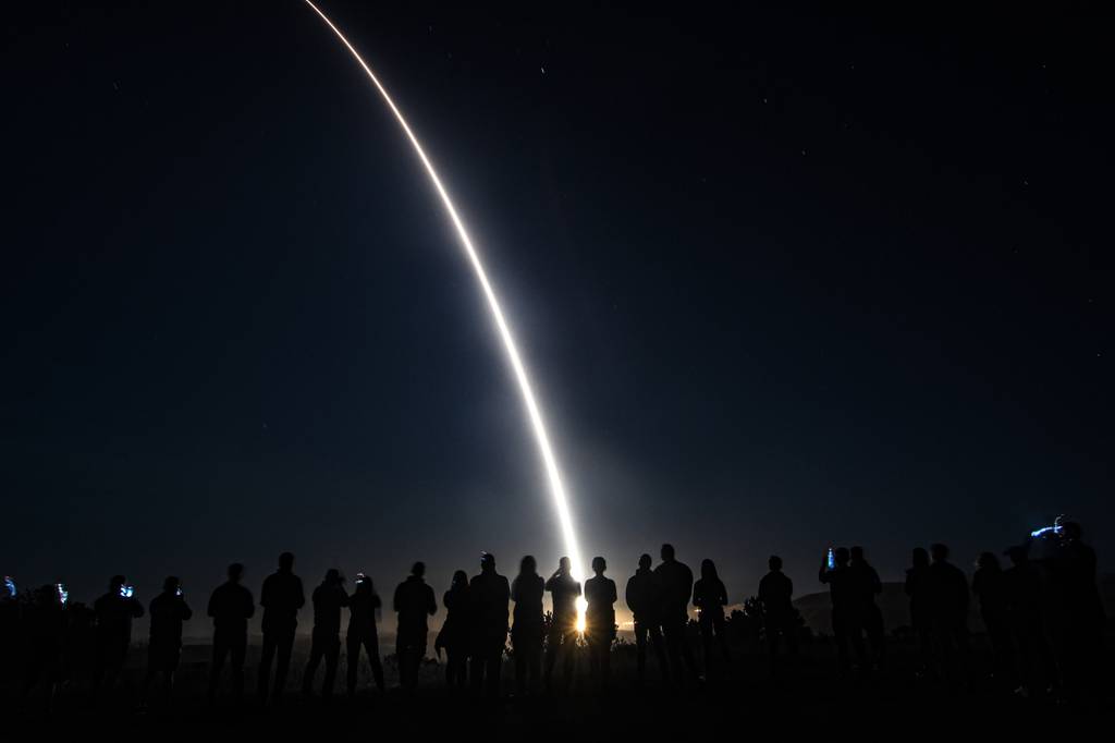 La Fuerza Aérea realiza un lanzamiento de prueba de un misil nuclear desarmado con tres ojivas