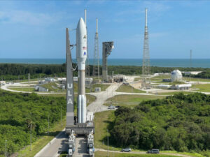 Atlas 5 -raketti palaa alustalle vakoojasatelliittitoimiston laukaisua varten Cape Canaveralista