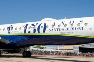 Azul Linhas Aéreas saluta Santos Dumont con uno speciale jet con logo