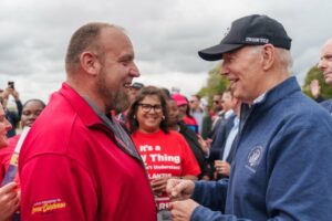 Biden trifft UAW-Streikposten und bietet Unterstützung an – The Detroit Bureau