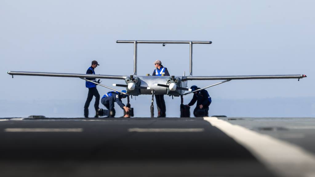 Grã-Bretanha testa capacidade de drone de transporte pousar e decolar de navio