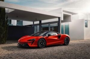 Equipe CA Auto Bank e McLaren em financiamento automotivo de varejo