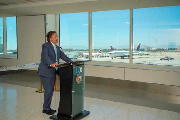 Scott Santoro, vicepresidente delle vendite globali di Delta, parla all'inaugurazione dell'importante fase finale del progetto Delta Sky Way al LAX.