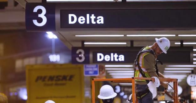 البناء خلال المراحل الأولى من تحرك محطة دلتا في مطار لوس أنجلوس الدولي.