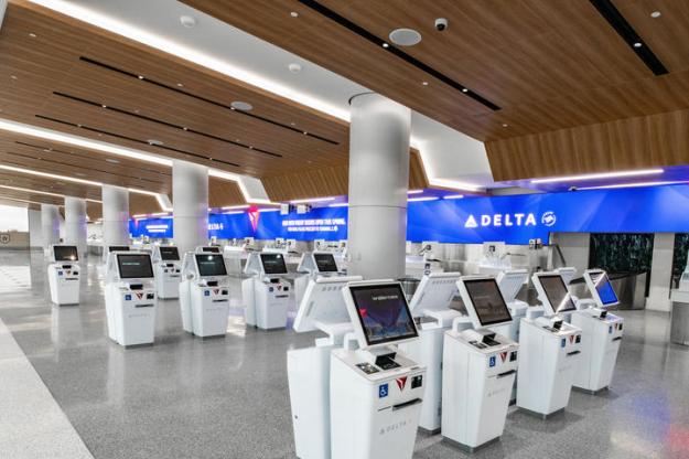 Delta'nın LAX'teki birleştirilmiş yeni terminalindeki check-in ve bagaj teslim alanı.
