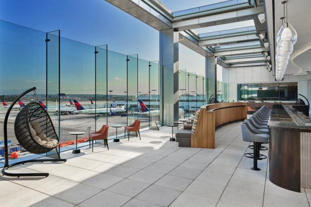 ה-Sky Deck במועדון LAX Sky של דלתא, שהיה חלק מהשלב הראשון של פרויקט Delta Sky Way at LAX.