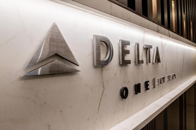 Sinalização para a área de check-in exclusiva para clientes Delta One no LAX
