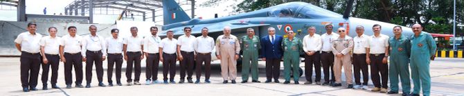 نائب رئيس سلاح الجو الهندي يقوم بتقييم مرافق TEJAS MK-1A: كيف يسلط TEJAS الضوء على Atmanirbharta