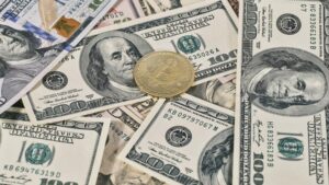 Majandusteadlane ja kullaplika Peter Schiff ennustab USA dollari jaoks sünget tulevikku keset inflatsiooniprobleeme