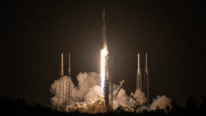 Falcon 9는 날씨를 이겨 케이프 커내버럴에서 22개의 Starlink 위성을 발사했습니다.