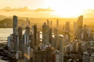 Los compradores extranjeros finalmente se están calmando ante el sobrecalentado mercado inmobiliario de Estados Unidos. Esa es una gran noticia para Panamá